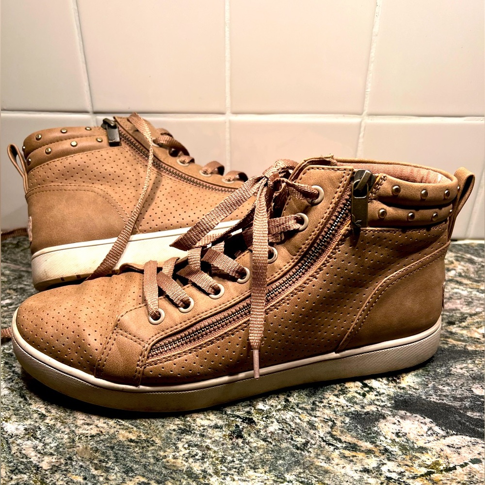 Woman’s UGG Sneaker Size 10 EUC, Tie and/or zip-up
